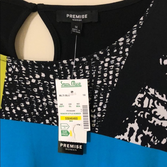 🚫SOLD🚫 Black Top w/Geometric Designs - Picture 2 of 6